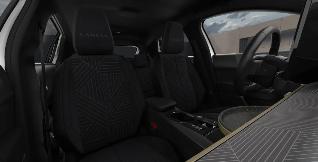 Lancia-Ypsilon-LX-MHEV-Hybrid-73kW-interior-trasera.webp