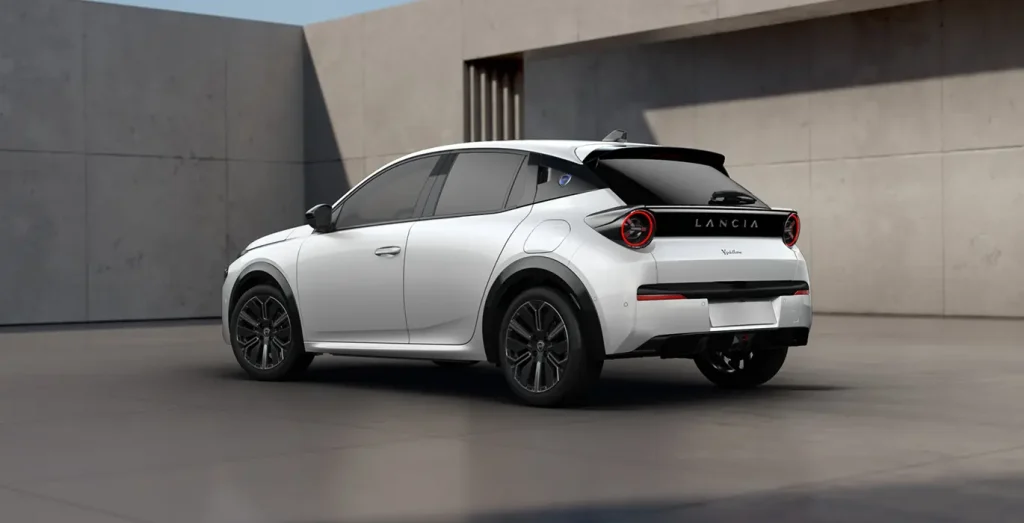 Lancia-Ypsilon-LX-MHEV-Hybrid-73kW-trasera.webp