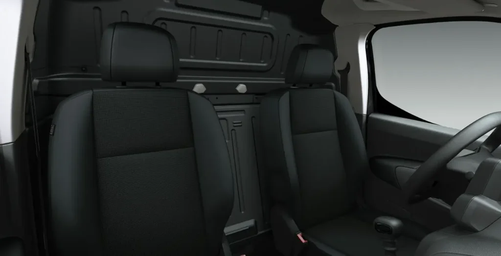 OPEL-Combo-Cargo-L-650kg-1.5-SS-interior-delantera-III.webp