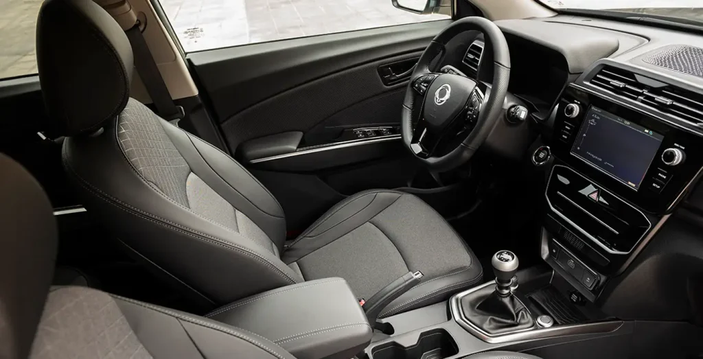 SSANGYONG-Tivoli-G15-Urban-Plus-4x2-interior-delantera-2-2.webp