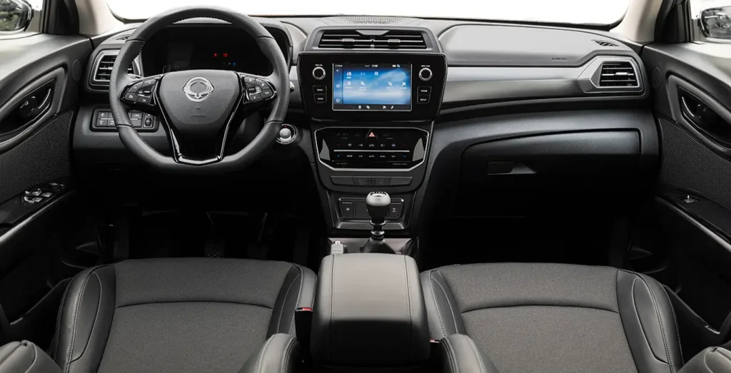 SSANGYONG-Tivoli-G15-Urban-Plus-4x2-interior-delantera-3.webp