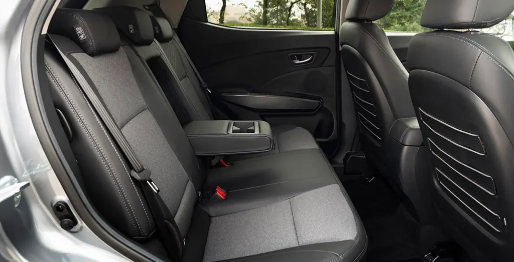 SSANGYONG-Tivoli-G15-Urban-Plus-4x2-interior-trasera-2.webp