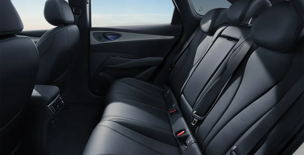 BYD-Seal-6-DM-I-Boost-Touring-interior-trasera-2.webp