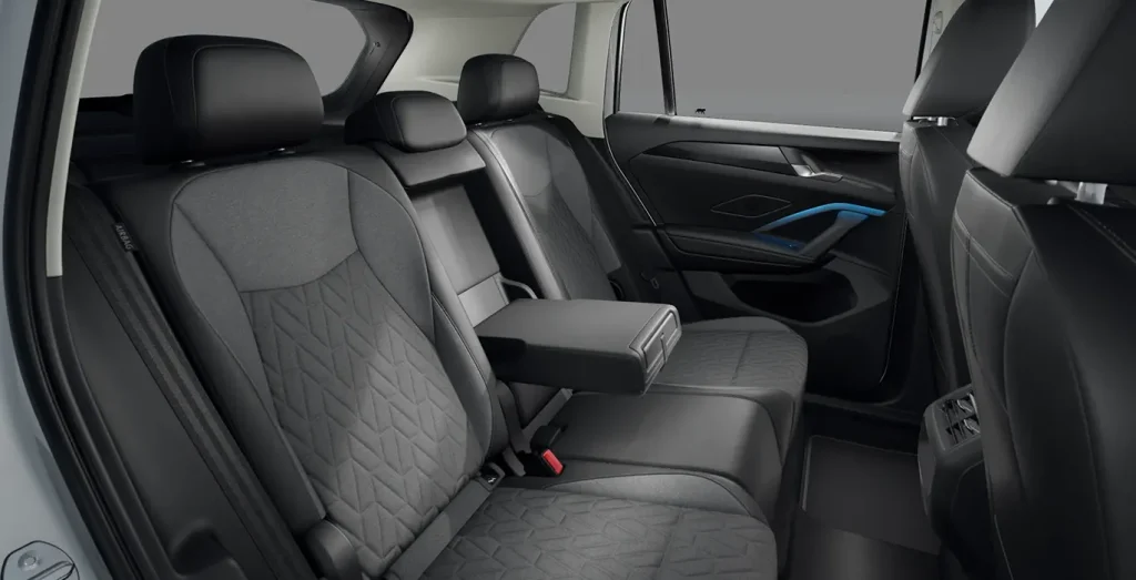 Volkswagen-Tiguan-Mas-1.5-TSI-eHybrid-150kW-204CV-DSG-interior-trasera-2.webp