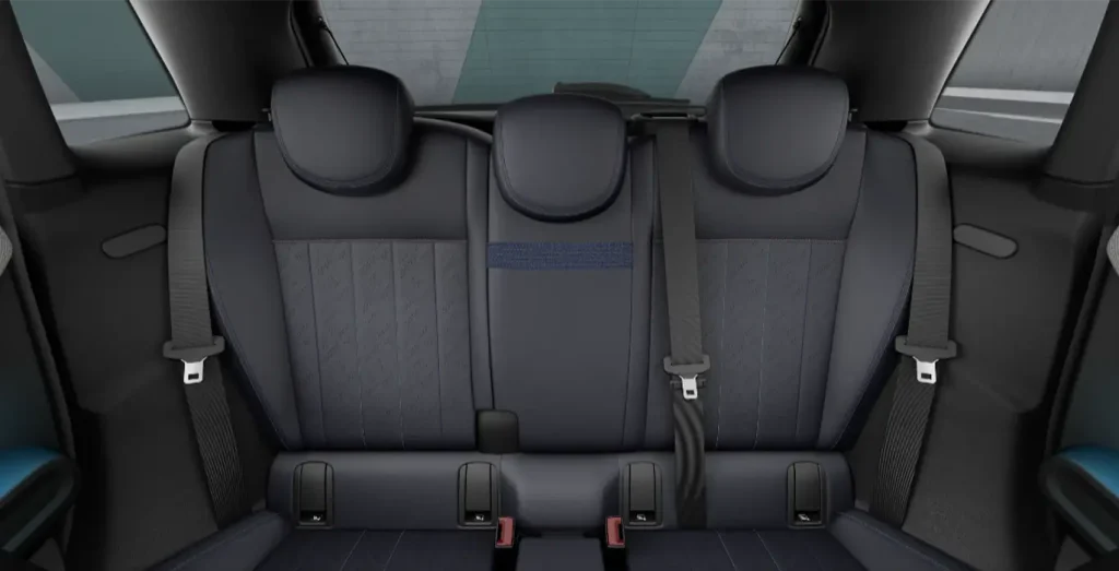 MINI-Cooper-5-Puertas-C-Favoured-115kW-interior-trasera-2.webp
