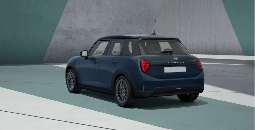 MINI-Cooper-5-Puertas-C-Favoured-115kW-azul-trasera-2.webp