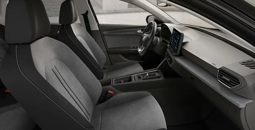 Seat-Leon-1.5-eTSI-115CV-DSG-Style-XL-sin-fondo-principal-interior-delantera-II-2.webp