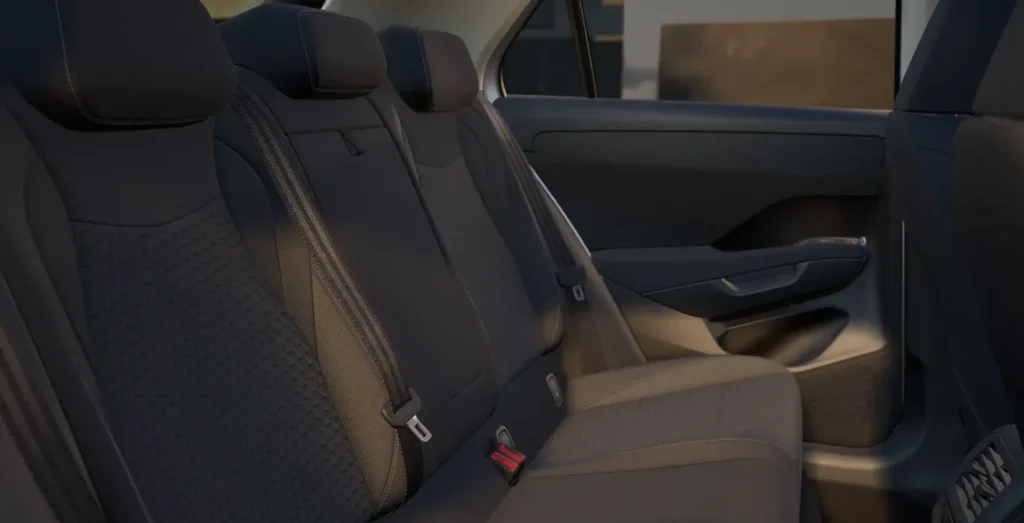 Volkswagen-T-ROC-Mas-1.5-eTSI-85kW-116CV-DSG-interior-trasera.webp